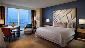 Bộ đồ giường cao cấp, két bảo mật tại phòng, bàn, màn/rèm cản sáng 