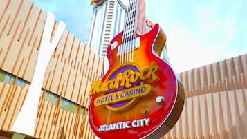 Letrero del hotel y casino Hard Rock con un diseño de guitarra, sobre un moderno frente de edificio.
