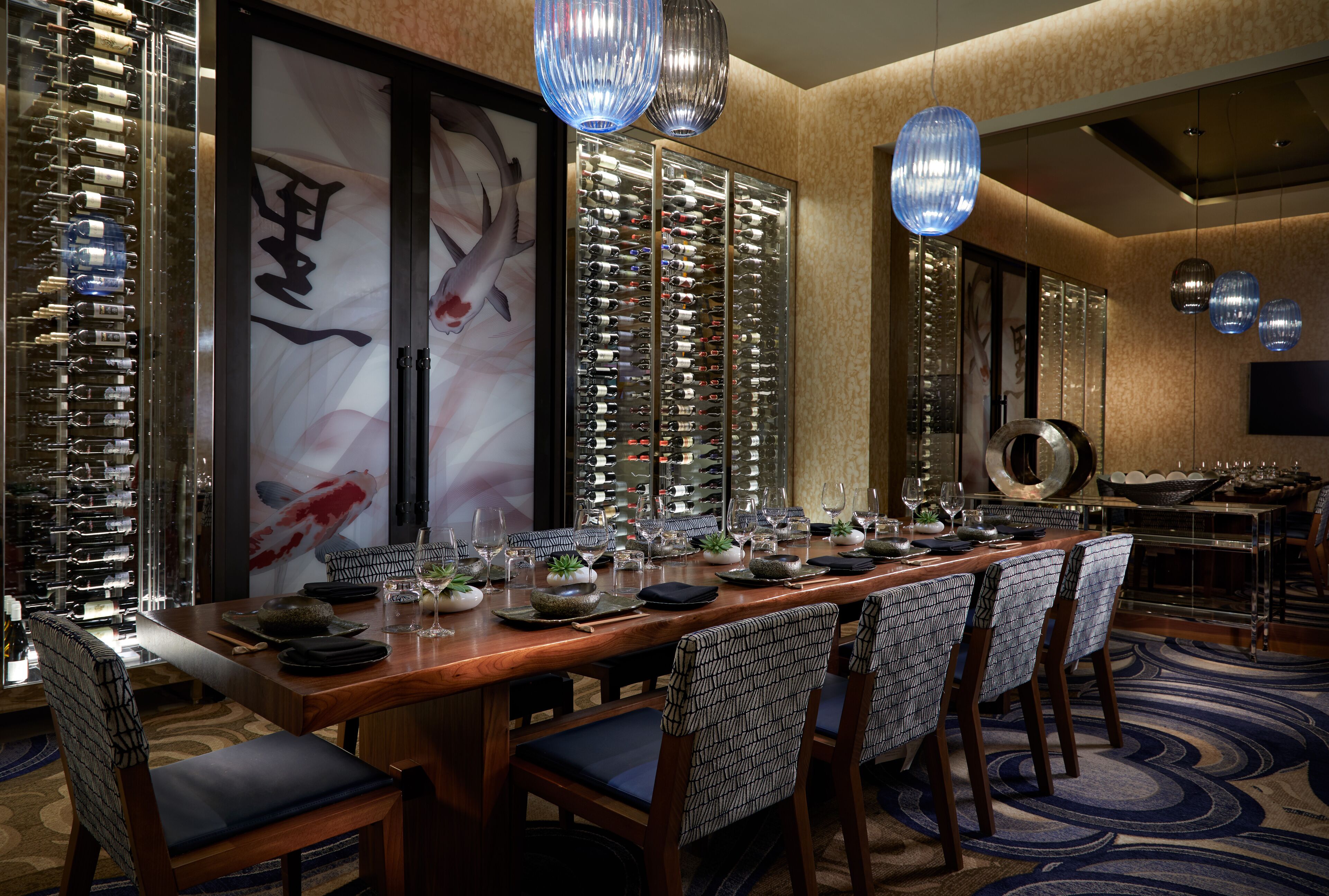 10 restaurants, breakfast, lunch, dinner served; american cuisine