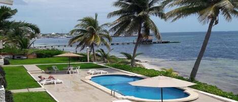 Piscine extérieure, parasols de plage, chaises longues