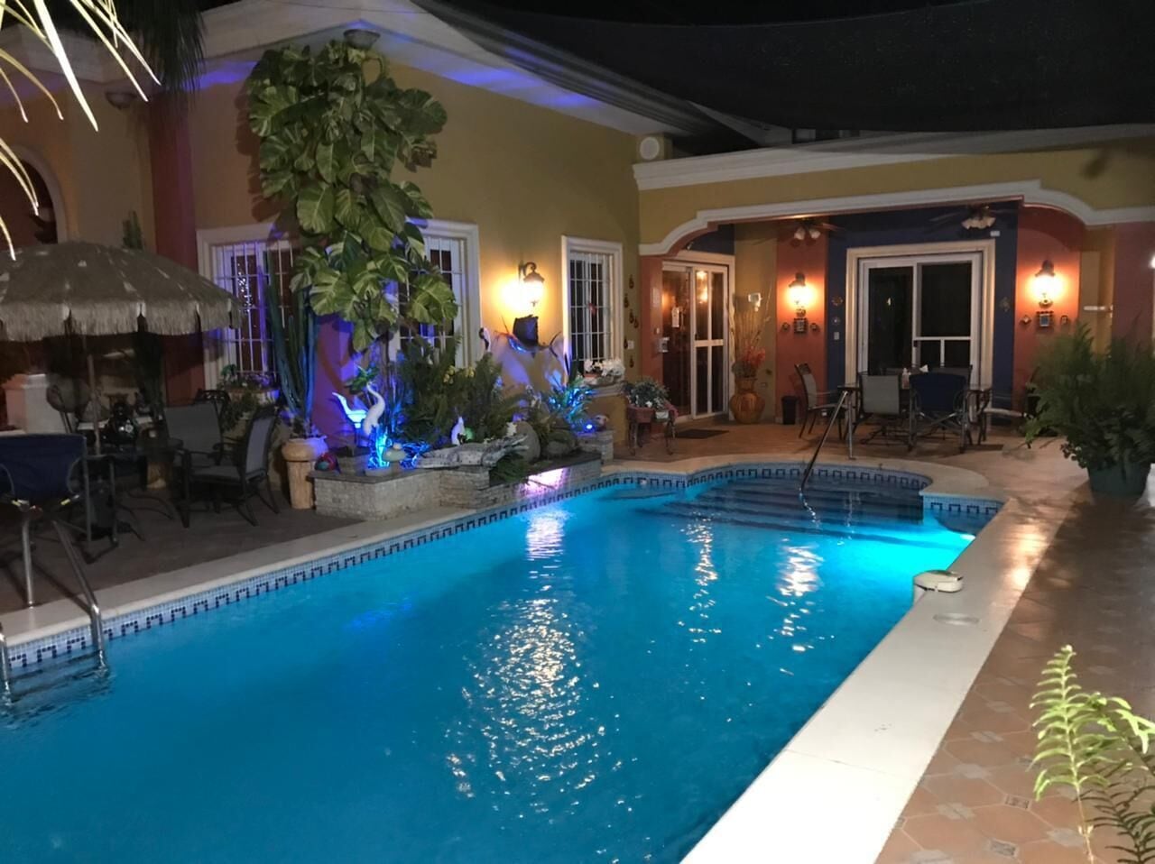 Kolam renang outdoor, dengan payung kolam renang dan kursi berjemur