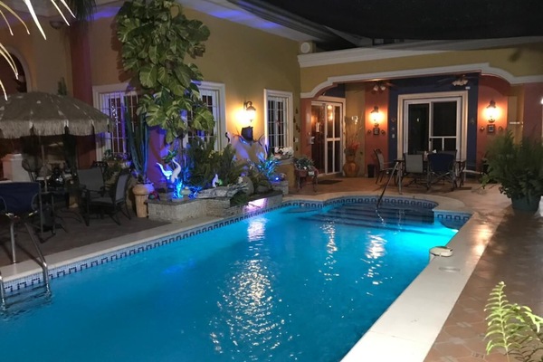 Kolam renang outdoor, dengan payung kolam renang dan kursi berjemur