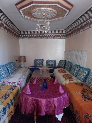 يتم تقديم الإفطار والغداء والعشاء 