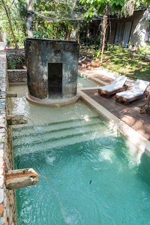 Una piscina al aire libre, sillones reclinables de piscina. Verde Morada Hotel Encuentro