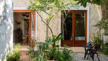 Kamar Eksklusif, 1 Tempat Tidur Queen, akses difabel | Bantalan ekstra lembut, minibar gratis, dan tirai kedap cahaya