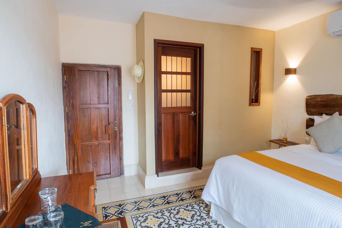 Habitación Premium doble, 1 cama de matrimonio | Colchones con acolchado adicional y minibar con artículos gratuitos