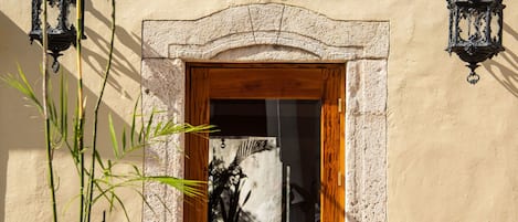 Exterior del Hotel Verde Morada, con una puerta de madera y un cartel encima.