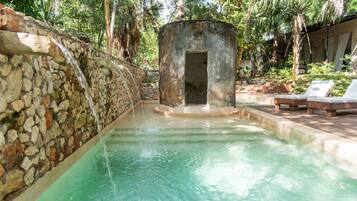 Kolam renang outdoor, dengan kursi berjemur