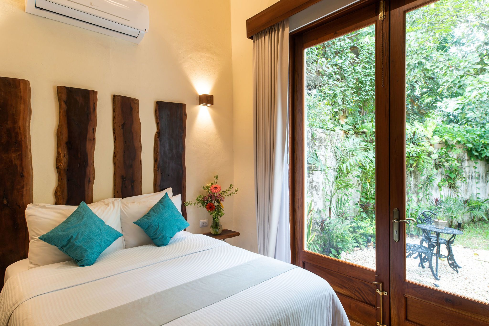 Quarto exclusivo, 1 cama Queen, acessível | Camas com colchões pillow-top, frigobar (abastecido com itens grátis)