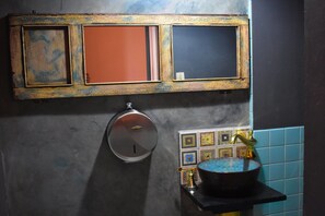 Double Room Single Use, 1 Double Bed, Shared Bathroom | Bathroom | Shower, rainfall showerhead, towels - Hostal Sole - Hostel (Santa Ana)