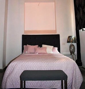 Habitación doble, 1 cama matrimonial, baño privado | Escritorio, wifi gratis y ropa de cama 
