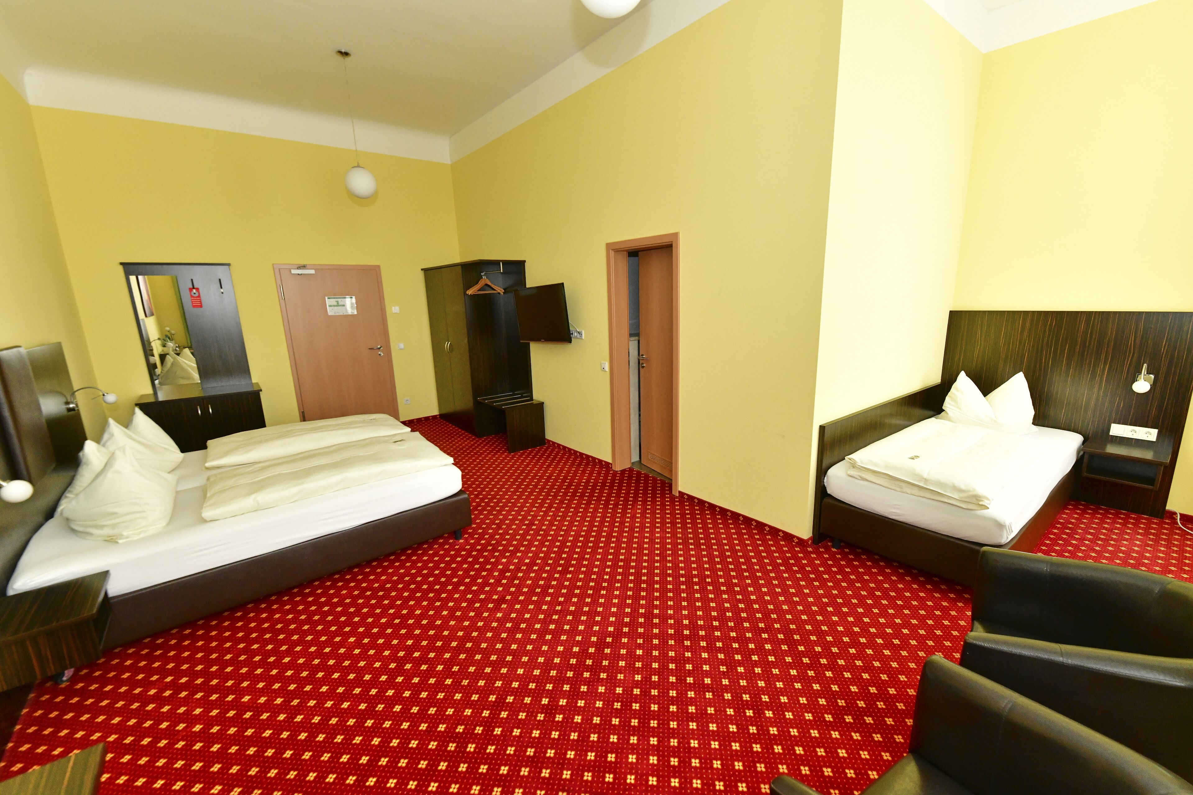 Dreibettzimmer | Zimmersafe, Schreibtisch, laptopgeeigneter Arbeitsplatz