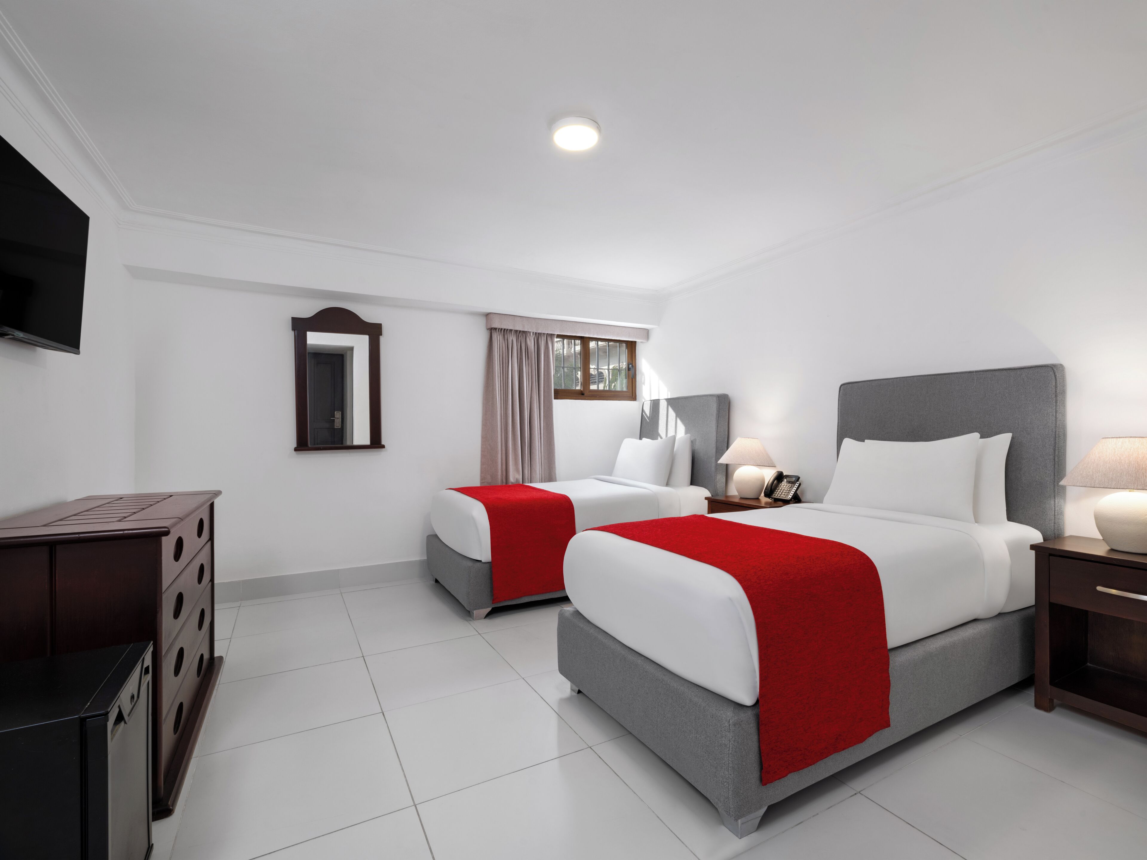 ルーム シングルベッド 2 台 禁煙 (Bright) | セーフティボックス (室内)、遮光カーテン、アイロン / アイロン台、ベビーベッド (無料)