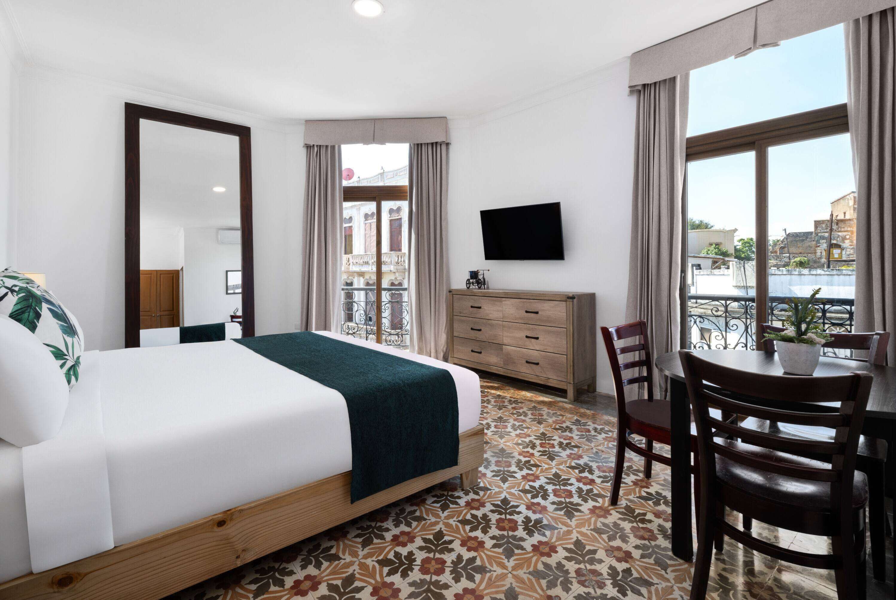 Habitación, 1 cama King size, para no fumadores, balcón | Caja de seguridad en la habitación y cortinas blackout 