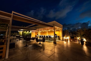 Cocina internacional, restaurante con mesas al aire libre