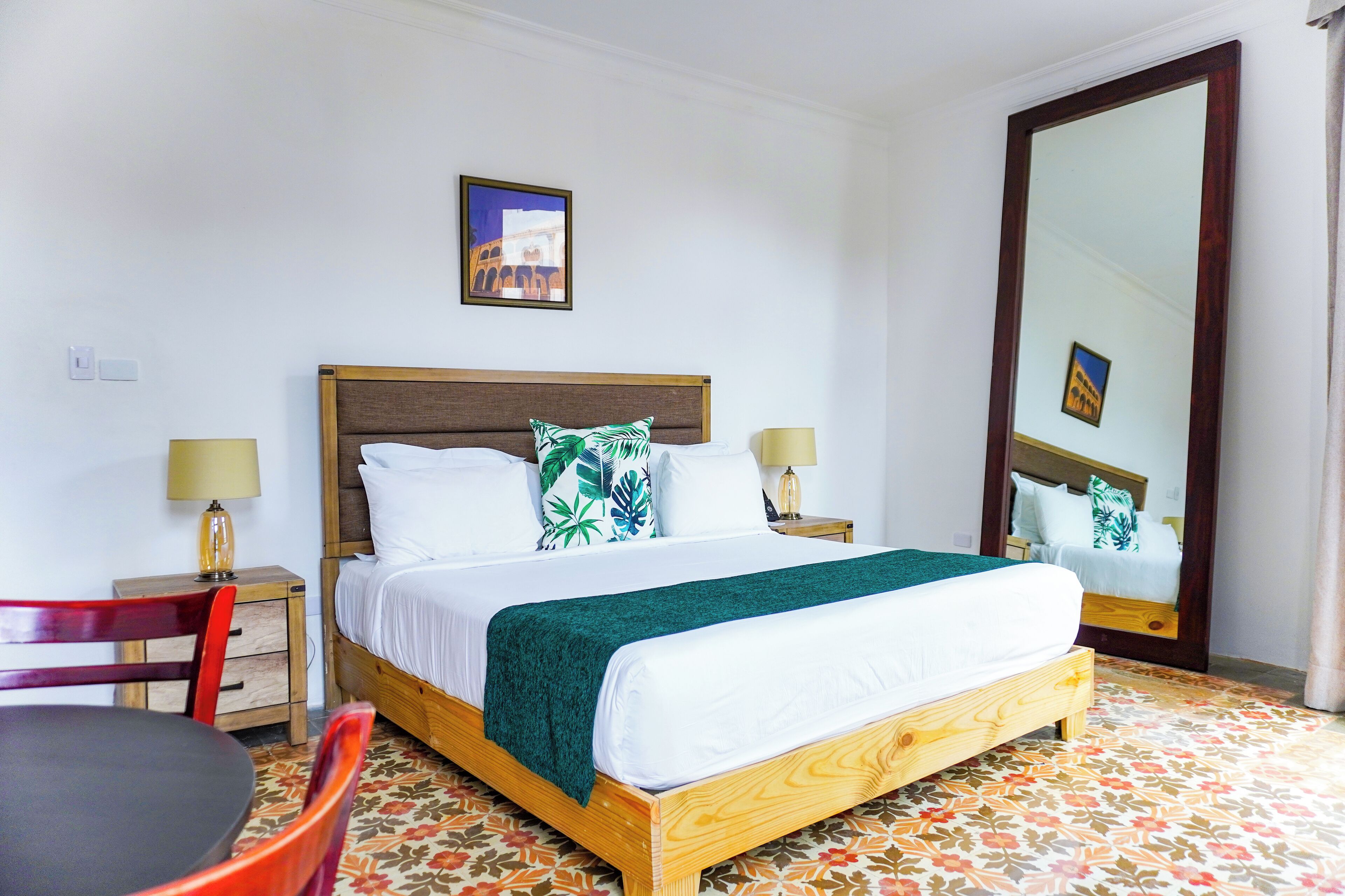 Habitación, 1 cama King size, para no fumadores, balcón | Caja de seguridad en la habitación y cortinas blackout 