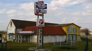 Front of property - Hotel Route 84 (Bad Langensalza)