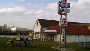 Et hotel med skilt, der angiver en Route 54 diner fra 50'erne, en restaurant og et tankområde åbent hele døgnet.