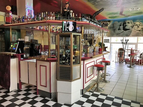 Bar (on property) - Hotel Route 84 (Bad Langensalza)