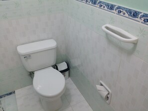 خزنة داخل الغرفة وستائر تعتيم ومكواة/لوح كي وواي فاي