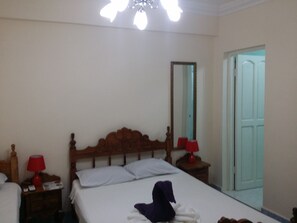 خزنة داخل الغرفة وستائر تعتيم ومكواة/لوح كي وواي فاي