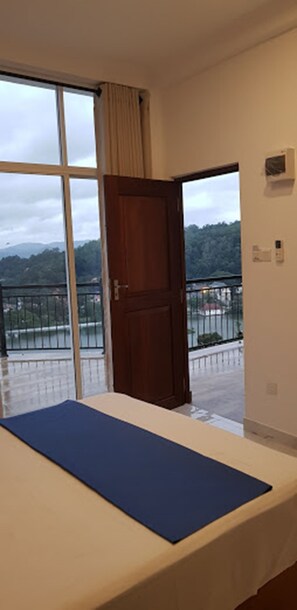 Double Room with Lake View  | Kamervoorziening