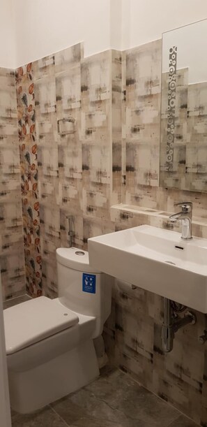 Shower, perlengkapan mandi gratis,  dan handuk