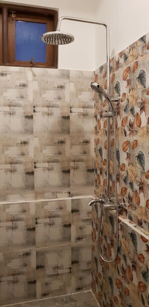 Regadera, amenidades de baño gratuitas, toallas 