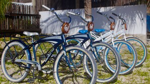 Tres bicicletas estacionadas sobre un terreno de grava.