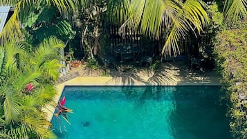 Hồ bơi ngoài trời