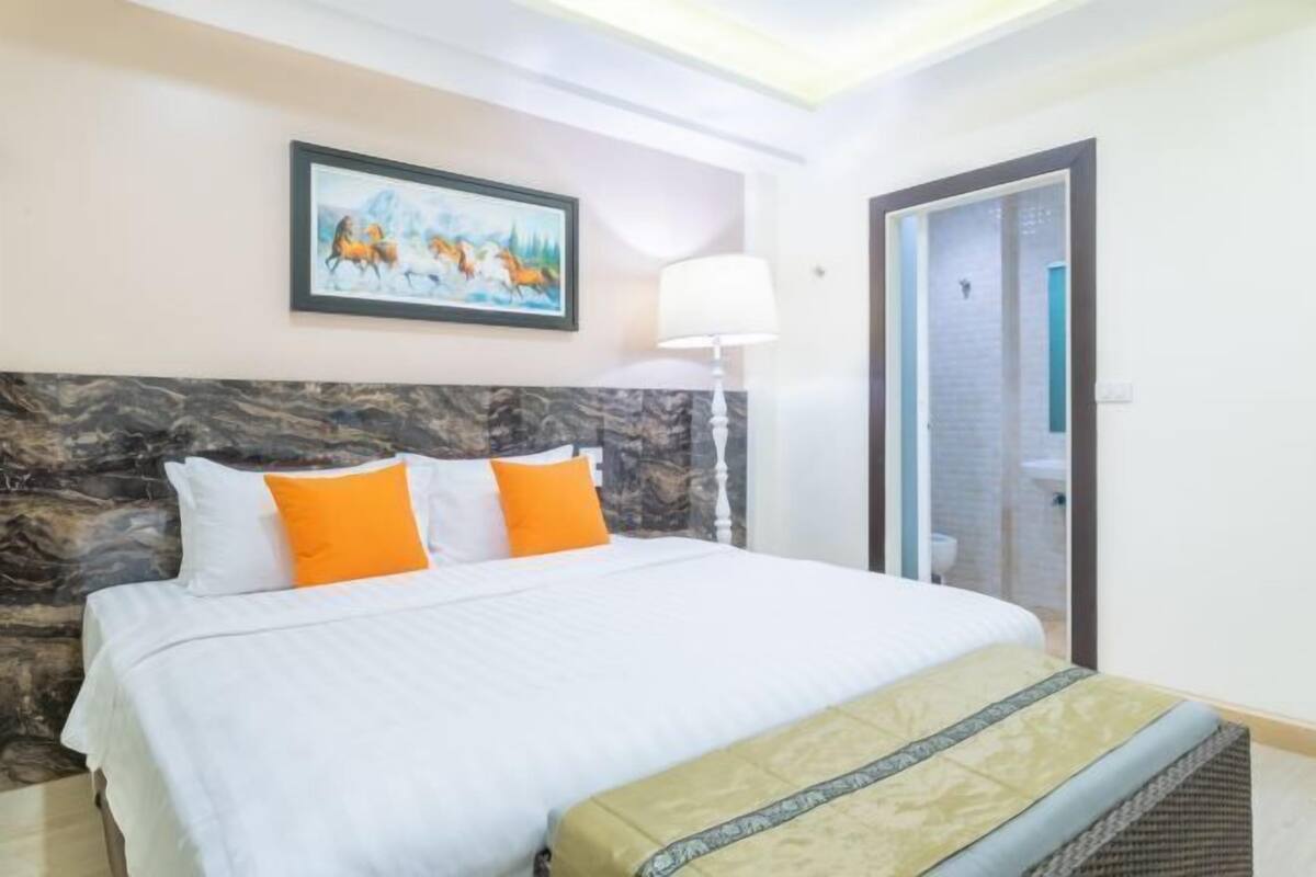 In-room safe, desk, soundproofing, free WiFi