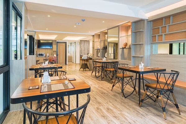 อาหารเช้าแบบคอนติเนนทัลทุกวัน (THB 150 ต่อคน)