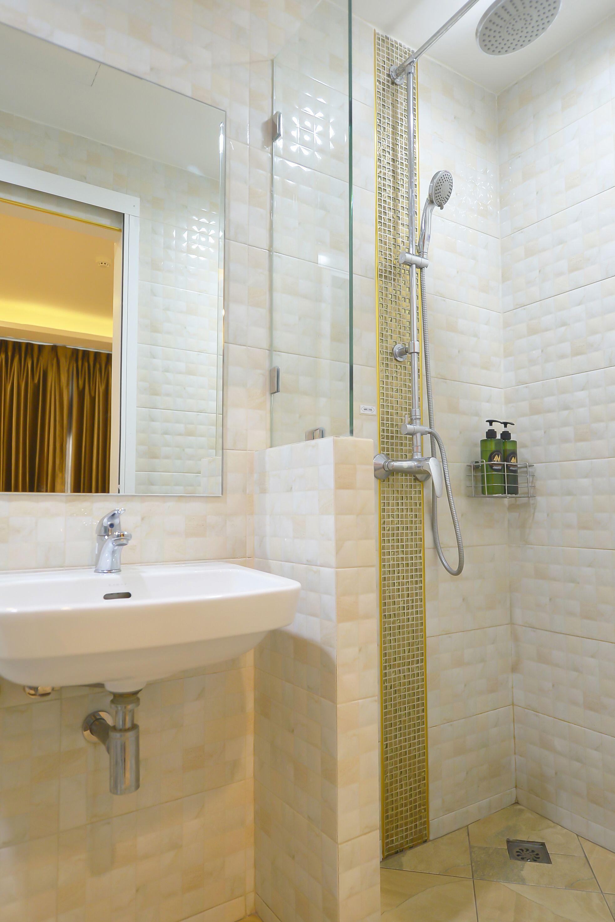 family triple room | bathroom shower