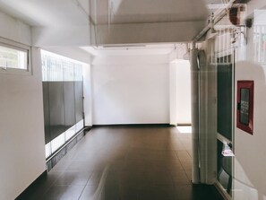 Desk, blackout drapes, soundproofing, free WiFi - Crown Apartment (Ho Chi Minh City)