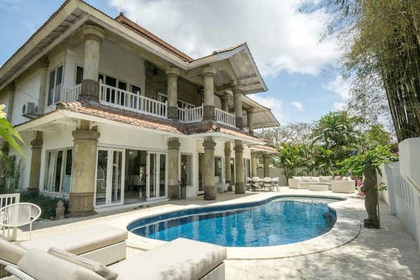 Outdoor pool, pool umbrellas, pool loungers - Villa Teman Bali (Ungasan)