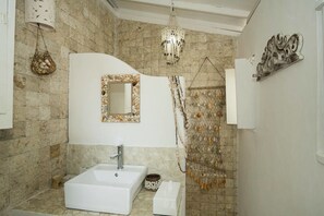 Shower, free toiletries, hair dryer, towels - Villa Teman Bali (Ungasan)