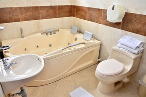 Comfort Room, 1 Katil Raja (King), Non Smoking | Bilik Mandi | Tuala disediakan 