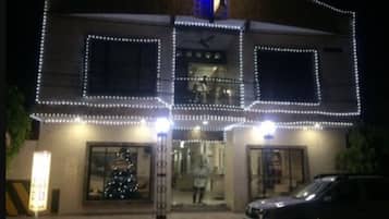 Fassade der Unterkunft – Abend/Nacht