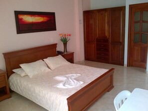 Minibar, escritorio, wifi gratis y ropa de cama 
