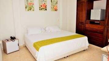 Comfort Room, 1 King Bed, Non Smoking | Minibar, desk, free WiFi, bed sheets
