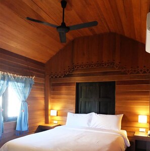 خزنة داخل الغرفة ومكتب وتجهيزات عازلة للصوت وأسرّة قابلة للطي