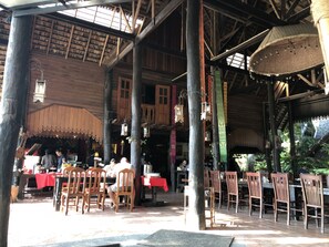 Ze serveren er ontbijt, lunch en diner 