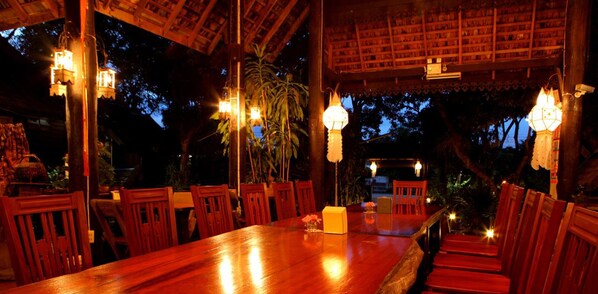 Breakfast, lunch, dinner served; Thai cuisine