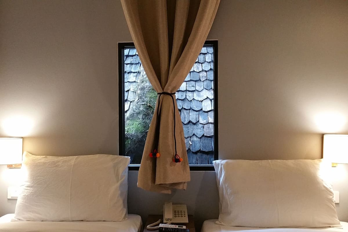 deluxe twin room | in-room safe, desk, soundproofing, rollaway beds