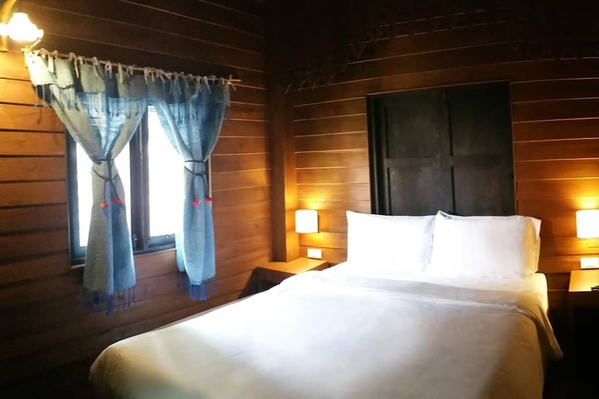 deluxe double room | in-room safe, desk, soundproofing, rollaway beds