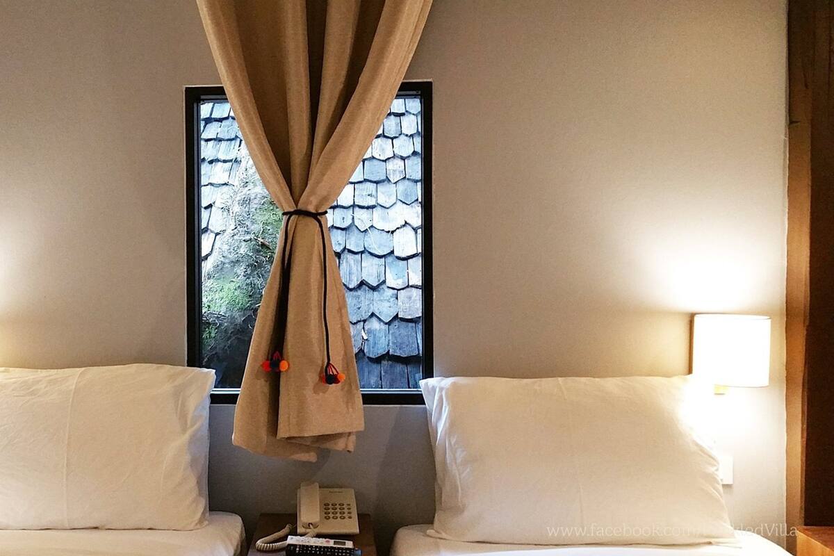 Deluxe Twin Room | In-room safe, desk, soundproofing, rollaway beds