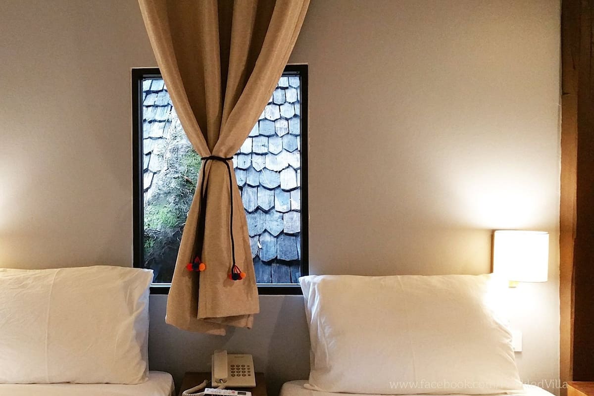 deluxe twin room | in-room safe, desk, soundproofing, rollaway beds