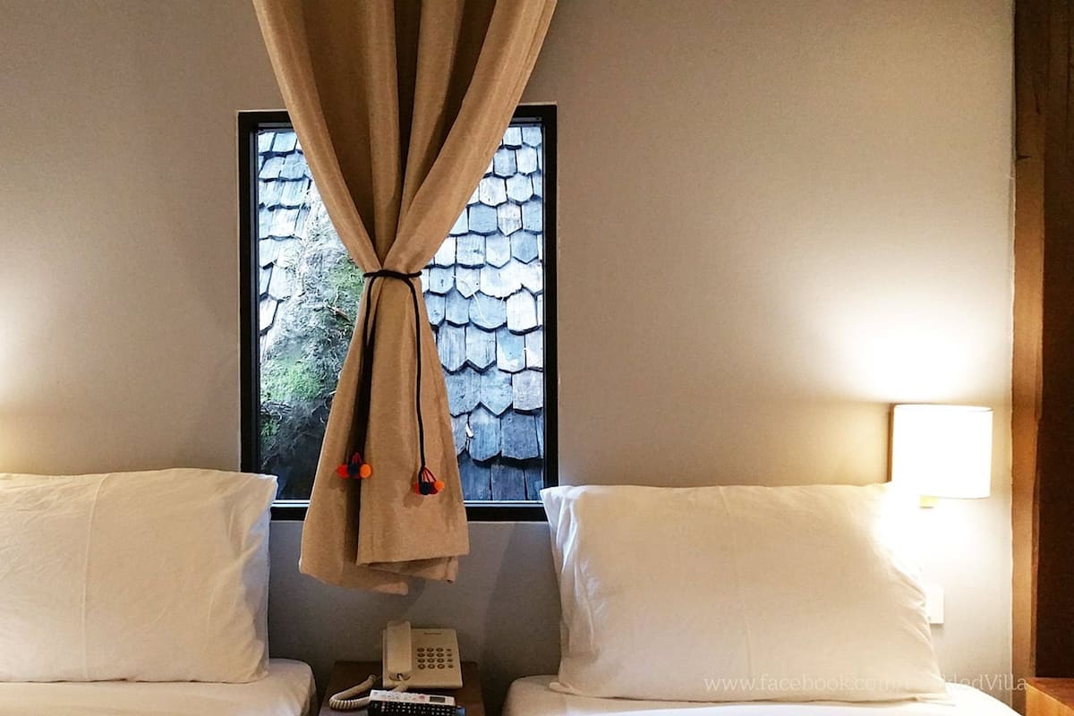 Deluxe Twin Room | In-room safe, desk, soundproofing, rollaway beds