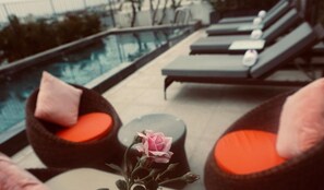 Piscina externa, espreguiçadeiras