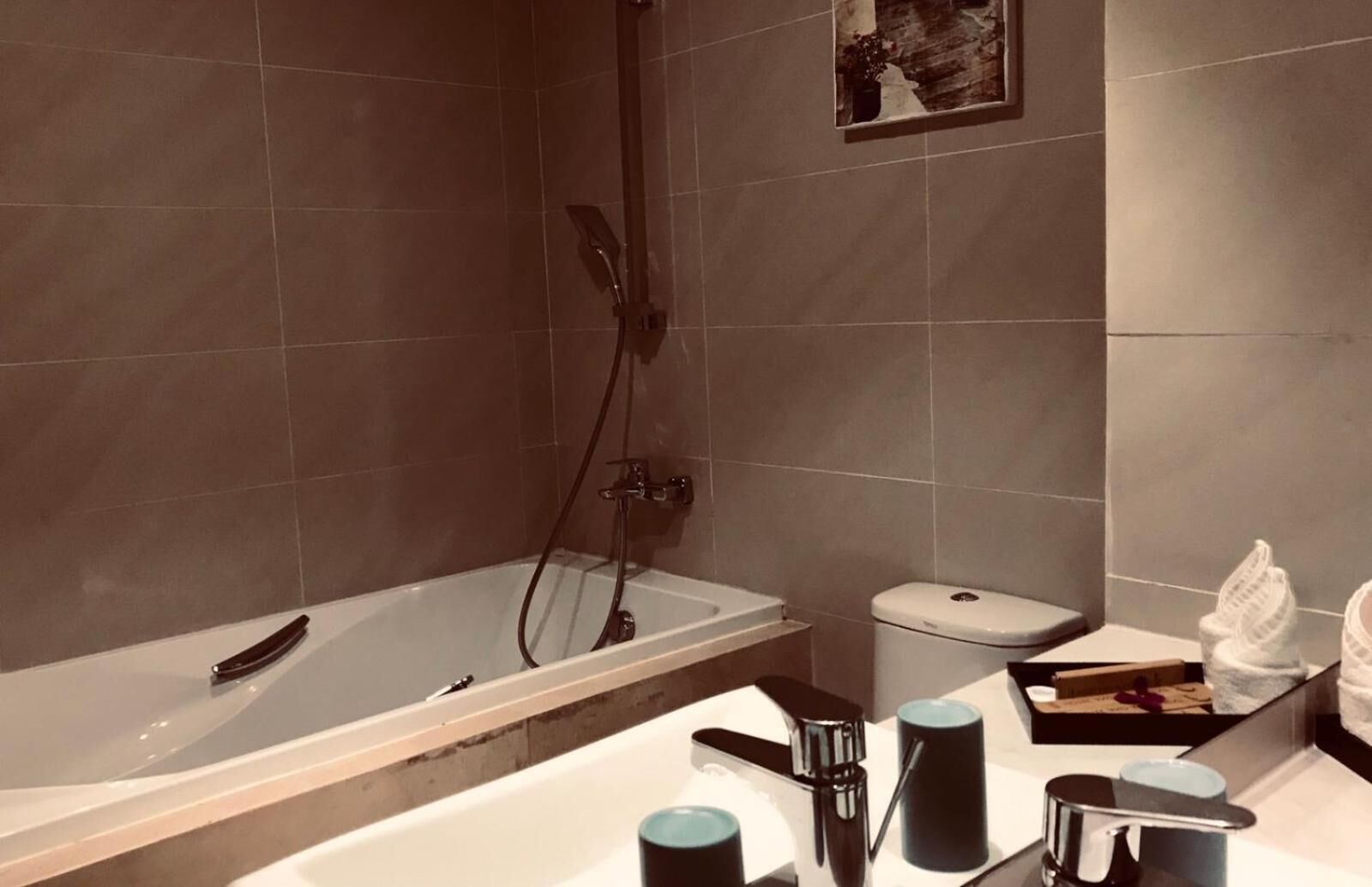 shower, rainfall showerhead, free toiletries, hair dryer